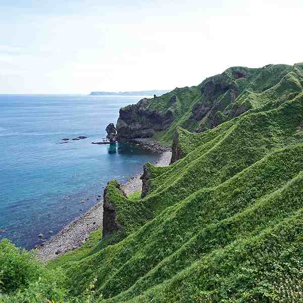 神威岬 念仏トンネルと水無しの立岩